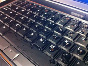 Beázott laptop javítása billentyűzet tisztítás