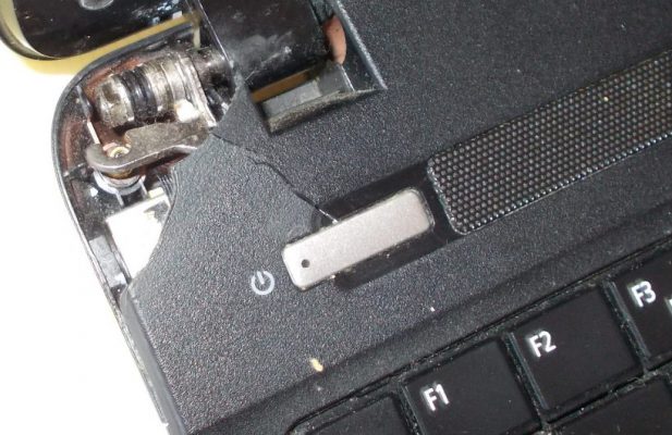 Laptop zsanér törés és burkolat javítása